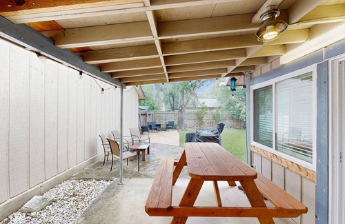 New Territories Maison | Cozy San Antonio home with washer/dryer and enclosed backyard