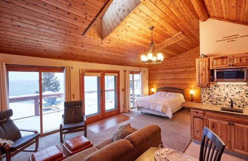 Schroeder Appartement | Cozy Schroeder Studio with Deck on Lake Superior