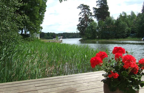 Boo Cabine | Cozy lake cottage on its own jetty at the Salt Lake with its own rowing boat. 25 minutes to Stockholm!