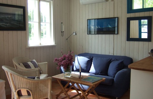 Boo Cabine | Cozy lake cottage on its own jetty at the Salt Lake with its own rowing boat. 25 minutes to Stockholm!