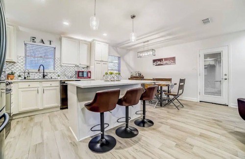 North San Antonio - SAT Maison | Cozy Secluded Home away from Home minutes away from airport / major attractions