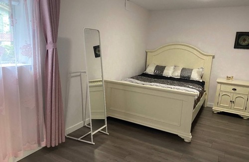 Guildford Appartement | cozy semi-basement suite, Located in a quite neighbourhood.