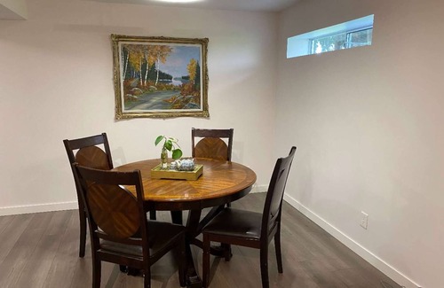 Guildford Appartement | cozy semi-basement suite, Located in a quite neighbourhood.