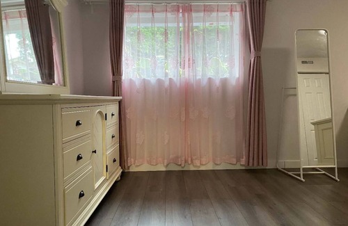 Guildford Appartement | cozy semi-basement suite, Located in a quite neighbourhood.
