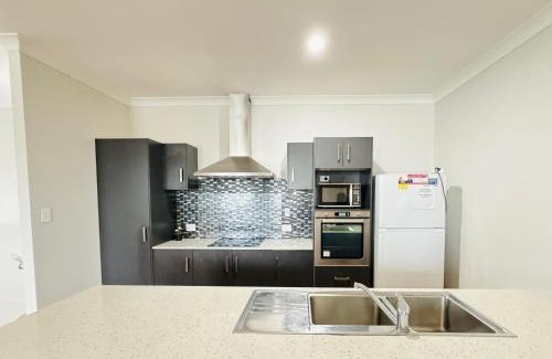 Coopers Plains Maison | Cozy Share Suite in Coopers Plains - Double Room with Private Bathroom