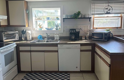 Strathmere Maison | Cozy Shore House, Beach on one side, Bay on the other side