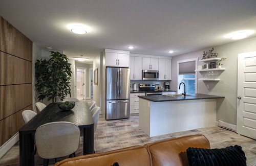 Salmon Arm Maison | Cozy Shuswap Lake getaway, family sized suite, 5 minutes to downtown Salmon Arm!