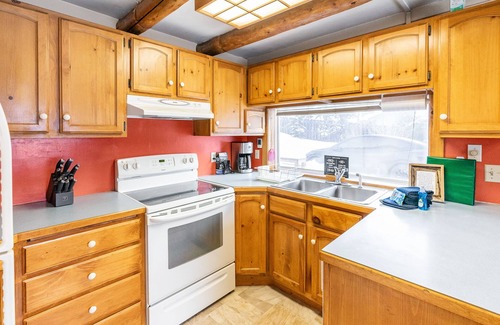 Silverthorne Cabine | Embrace the ultimate winter getaway at the Silverthorne Hummingbird Cabin