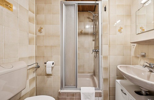 Wilhelmshaven Hôtel | Cozy single room, flat-screen TV, and modern bathroom with shower. Ideal for singles and short stays – enjoy a relaxed atmosphere with warm wood accents and coastal charm.