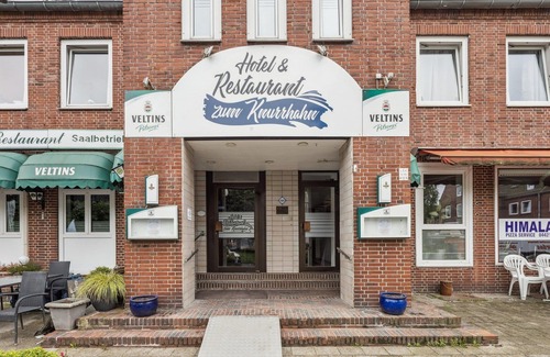 Wilhelmshaven Hôtel | Cozy single room, flat-screen TV, and modern bathroom with shower. Ideal for singles and short stays – enjoy a relaxed atmosphere with warm wood accents and coastal charm.