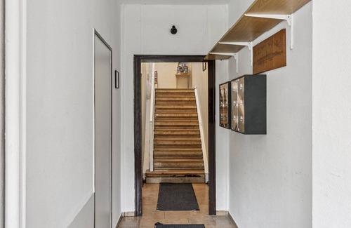 Wilhelmshaven Hôtel | Cozy single room, flat-screen TV, and modern bathroom with shower. Ideal for singles and short stays – enjoy a relaxed atmosphere with warm wood accents and coastal charm.