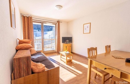 Les Bottieres Maison | Cozy Ski-in Mountain Retreat w/ Heated Pool & Terrace Views | Indoor Pool