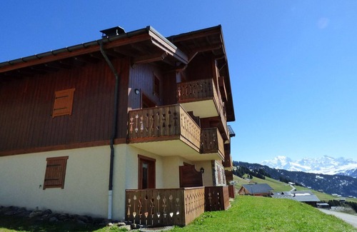 Bisanne 1500 Appartement | Cozy Ski-in/Ski-out 3BR Mezzanine Apt with Balcony, Sleeps 10