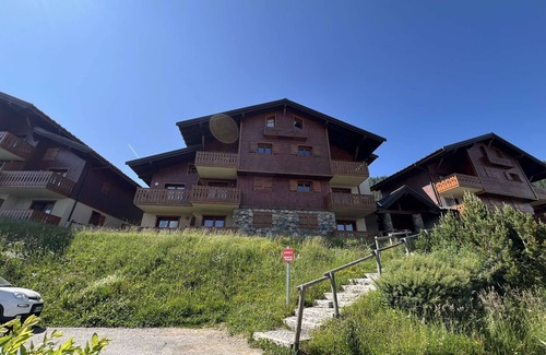 Bisanne 1500 Appartement | Cozy Ski-in/Ski-out 3BR Mezzanine Apt with Balcony, Sleeps 10