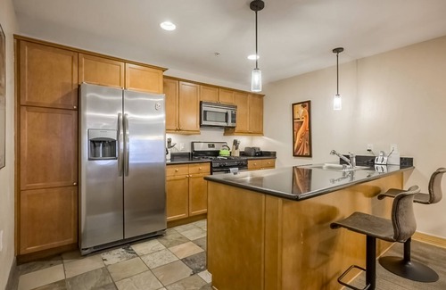 Taos Ski Valley Copropriété | Cozy ski-in/ski-out condo with balconies, ski views, locker, central location