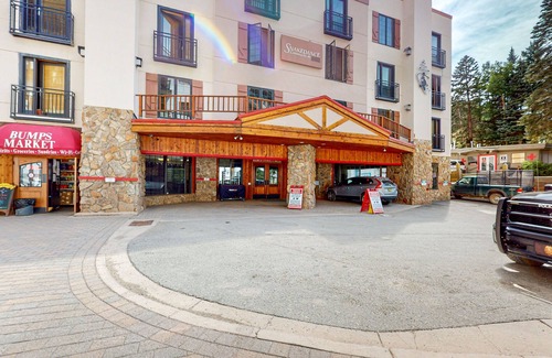 Taos Ski Valley Copropriété | Cozy ski-in/ski-out condo with balconies, ski views, locker, central location