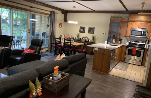 Mont-Tremblant Copropriété | Cozy ski retreat on Mont tremblant w/artist studio (Pet-Friendly!)