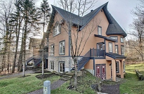 Mont-Tremblant Copropriété | Cozy ski retreat on Mont tremblant w/artist studio (Pet-Friendly!)