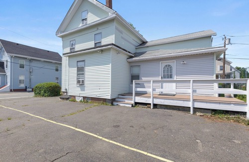 Malden Appartement | Cozy & Spacious 3Br home in Malden/ with free parking and windows AC