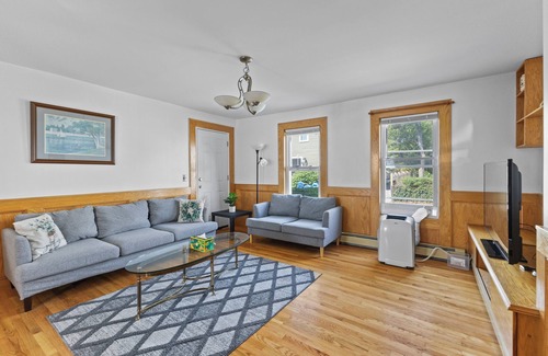 Malden Appartement | Cozy & Spacious 3Br home in Malden/ with free parking and windows AC