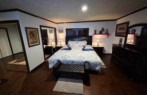 Compton Maison | Cozy & Spacious 3BR Rustic Stay Minutes from LAX