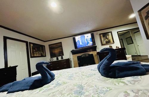 Compton Maison | Cozy & Spacious 3BR Rustic Stay Minutes from LAX