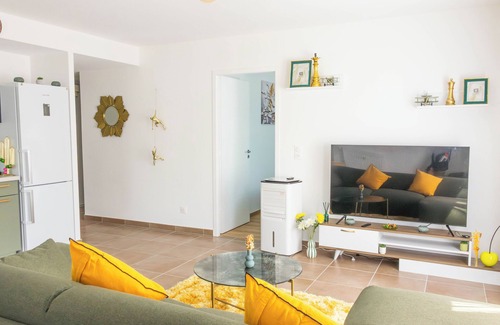 Cluses Appartement | Cozy, Spacious condo with balcony and beautiful serene mountain views.