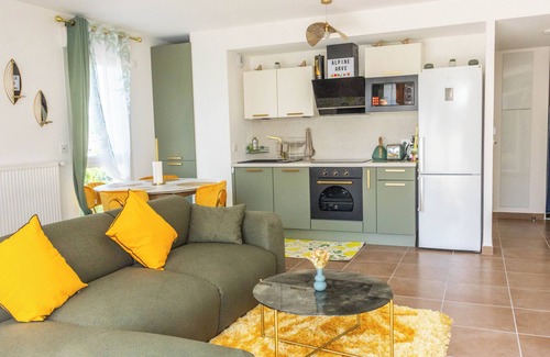 Cluses Appartement | Cozy, Spacious condo with balcony and beautiful serene mountain views.