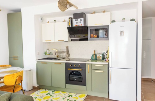 Cluses Appartement | Cozy, Spacious condo with balcony and beautiful serene mountain views.