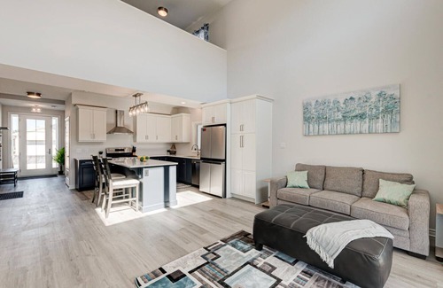 Port Stanley Maison | Cozy, spacious family home w/ Arcade! 5 mins from Beach!
