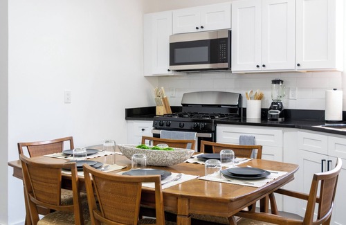 Communipaw Maison | Cozy & Spacious Home Near NYC, 5 mins from Train