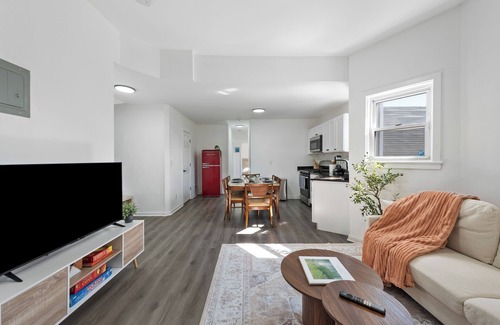 Communipaw Maison | Cozy & Spacious Home Near NYC, 5 mins from Train