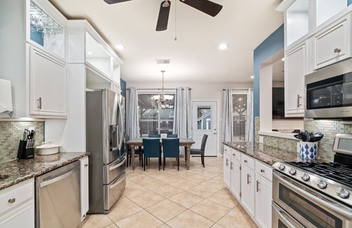 Lewisville Maison | Elegant Home w Private Pool, BBQ, game room close to DFW Sleep 10-12
