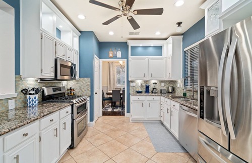 Lewisville Maison | Elegant Home w Private Pool, BBQ, game room close to DFW Sleep 10-12