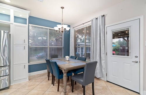 Lewisville Maison | Elegant Home w Private Pool, BBQ, game room close to DFW Sleep 10-12