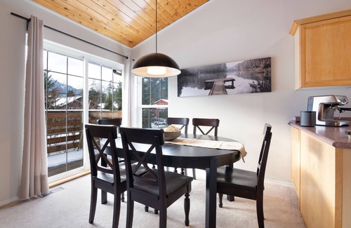 Pemberton Maison | Cozy Spacious Retreat: w/Hot Tub & Mountain Views