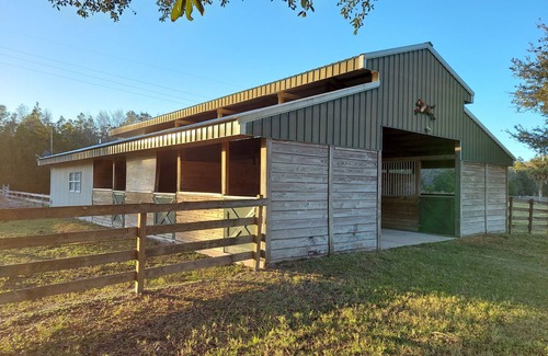 Lake George Maison | Cozy Stable Apartment - Bring your horse !