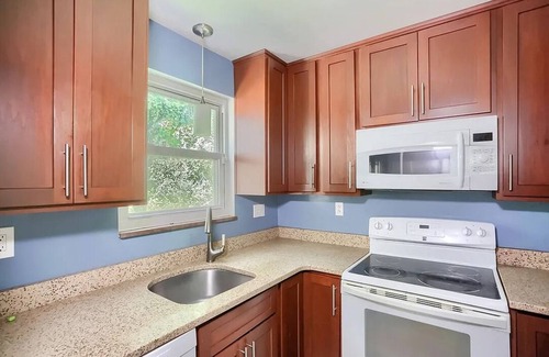McKnight Maison | Cozy Stay with Fast WiFi – Steps from Food, Shopping & Fun!