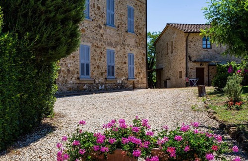 Casole d'Elsa Appartement | Cozy Stay With Scenic Views