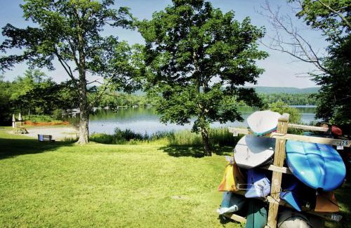 Stockbridge Maison | Cozy Stockbridge Cabin - Walk to Beach and Lake!