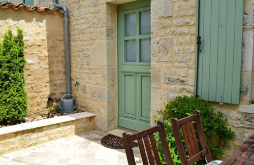 Coulonges Cottage | Charmante maison en pierre avec cour privée, équipements bébé, vélos, proche de la Charente
