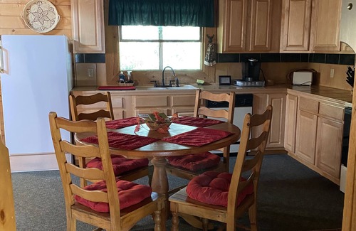 Whispering Pines Cabine | Cozy cabine streamfront niché dans les pins
