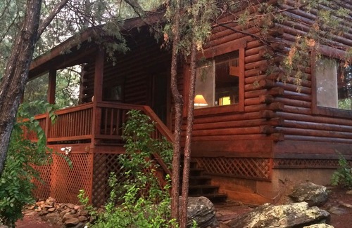Whispering Pines Cabine | Cozy cabine streamfront niché dans les pins