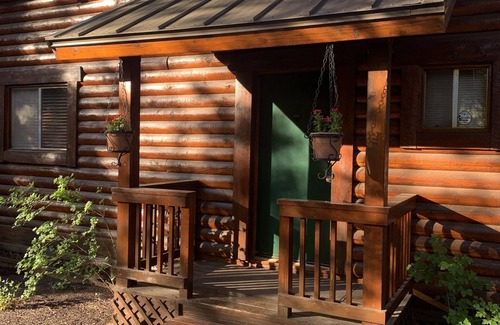 Whispering Pines Cabine | Cozy cabine streamfront niché dans les pins