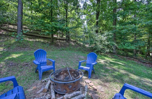 Avinger Appartement | Cozy Studio Cabin on Lake O the Pines with Deck!