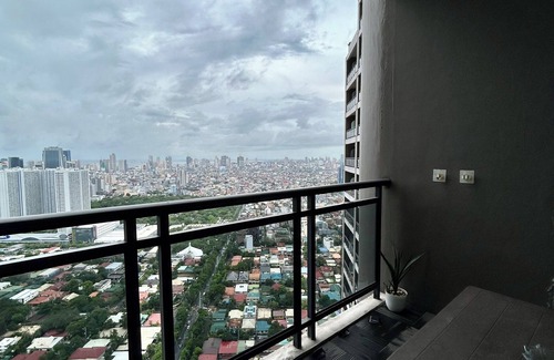 Valenzuela Copropriété | Cozy Studio Condo with AC, WiFi in Central Makati