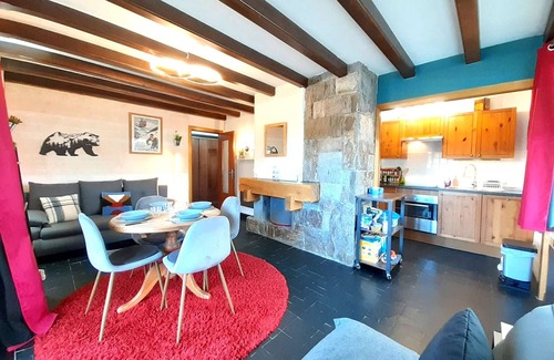 Pla d'Adet Appartement | Studio spacieux pour 4 personnes à 1700m avec balcon, accès direct aux pistes et équipements complets.