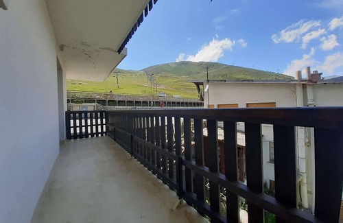 Pla d'Adet Appartement | Studio spacieux pour 4 personnes à 1700m avec balcon, accès direct aux pistes et équipements complets.