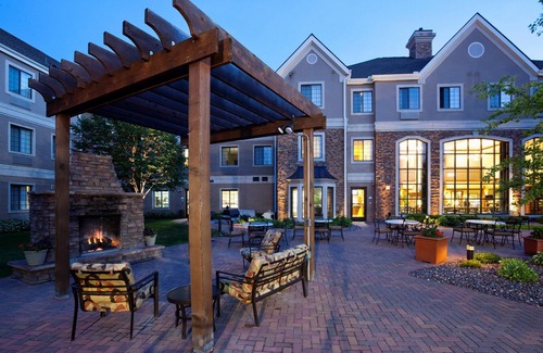 Maple Grove Appartement | Cozy Studio | Free Breakfast. Pool & Gym.