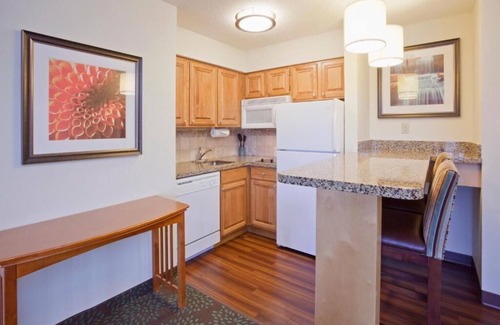 Maple Grove Appartement | Cozy Studio | Free Breakfast. Pool & Gym.
